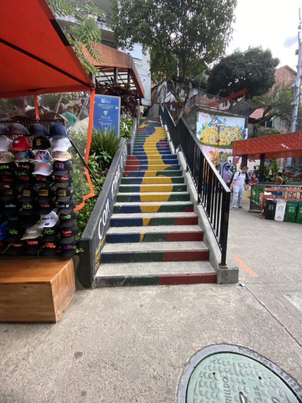 Tour Comuna 13 + Metrocable - Medellín para 2 o mas personas.