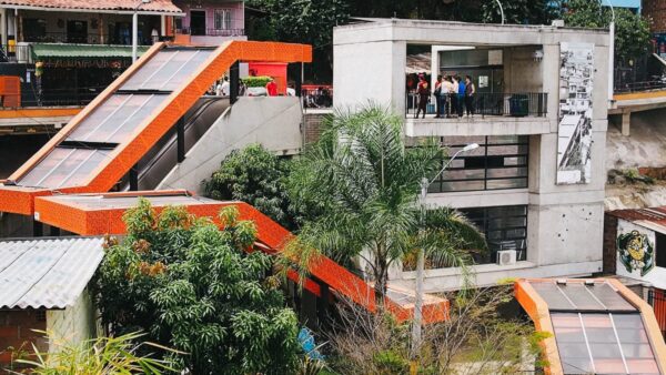 Tour Comuna 13 + Metrocable - Medellín para 2 o mas personas. - Imagen 2