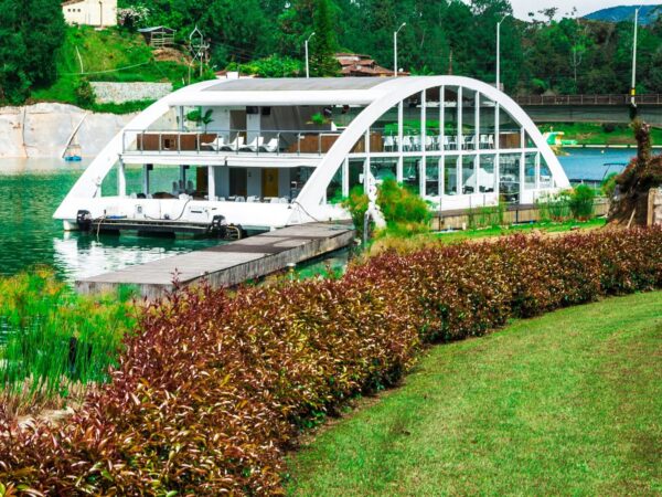 Tour Guatape + Yate de lujo + Piedra del Peñol, Para dos o mas personas. - Imagen 2