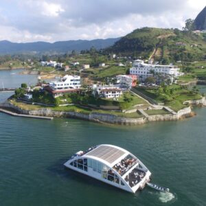 Tour Guatape + Yate de lujo + Piedra del Peñol, Para dos o mas personas.