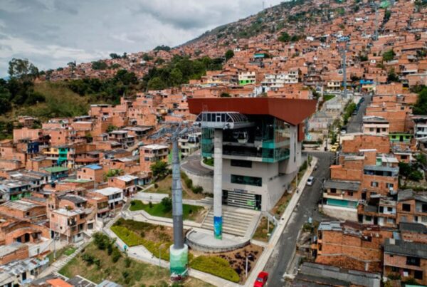 Tour Comuna 13 + Metrocable - Medellín para 2 o mas personas. - Imagen 4